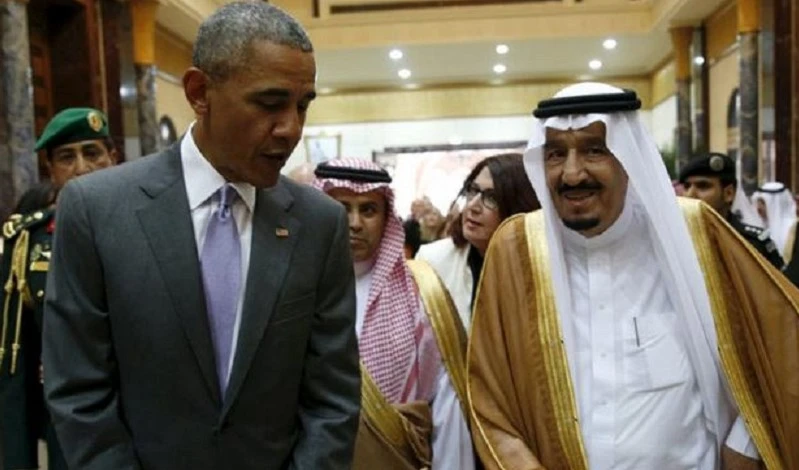 الملك السعودي مستقبلاً الرئيس أوباما الملك السعودي مستقبلاً الرئيس أوباما
