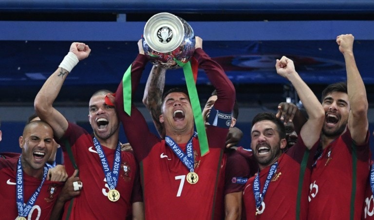 رونالدو رافعاً كأس البطولة (أ ف ب) رونالدو رافعاً كأس البطولة (أ ف ب)