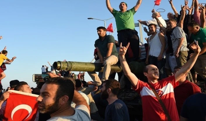 مؤيدون لإردوغان على دبابة للجيش التركي بعد فشل الانقلاب مؤيدون لإردوغان على دبابة للجيش التركي بعد فشل الانقلاب