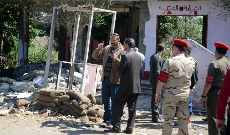 صورة من الأرشيف تظهر الهجوم على موقع للجيش المصري في سيناء بتاريخ 15 3 2014 (أ ف ب) صورة من الأرشيف تظهر الهجوم على موقع للجيش المصري في سيناء بتاريخ 15 3 2014 (أ ف ب)