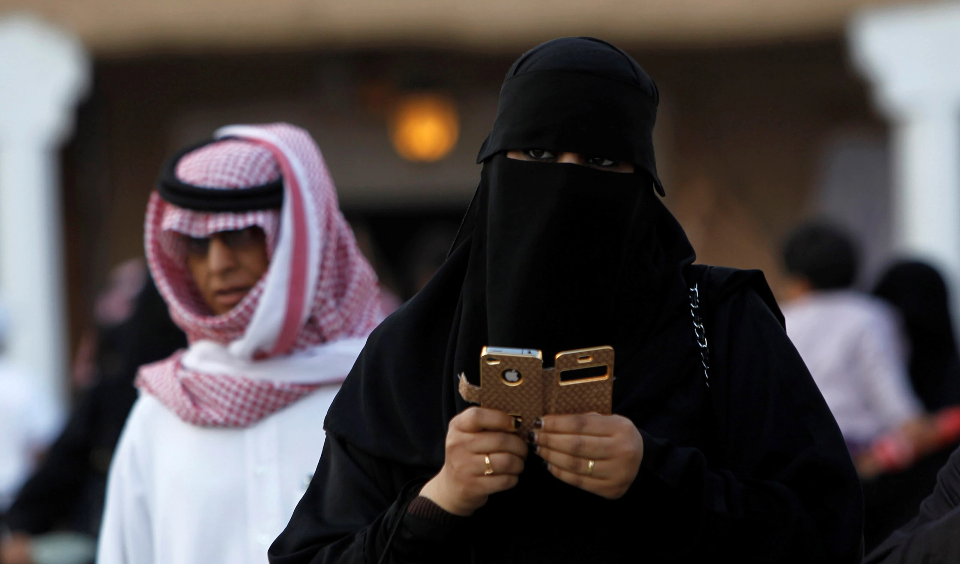 آيفون تطرح أجهزتها الجديدة الجمعة في الأسواق السعودية بأسعار تفوق الأسعار العالمية بقيمة 300 ريال سعودي. آيفون تطرح أجهزتها الجديدة الجمعة في الأسواق السعودية بأسعار تفوق الأسعار العالمية بقيمة 300 ريال سعودي.