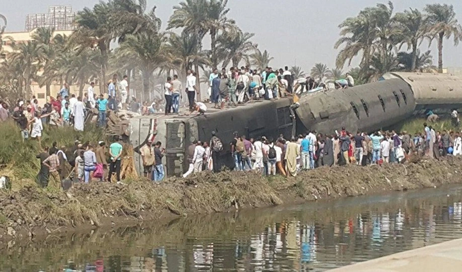 وقعت أبشع حادثة في تاريخ السكة الحديدية في مصر في شباط/فبراير 2002 وقعت أبشع حادثة في تاريخ السكة الحديدية في مصر في شباط/فبراير 2002
