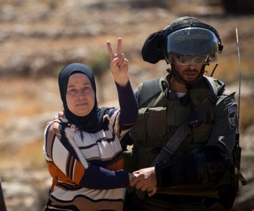 قدمت المرأة الفلسطينية تضحيات لا يمكن تعدادها أو الإحاطة بها قدمت المرأة الفلسطينية تضحيات لا يمكن تعدادها أو الإحاطة بها