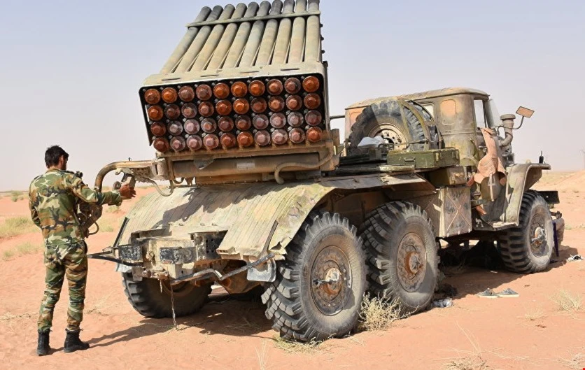 الجيش السوري وحلفاؤه يستهدفون حي الكنمات الذي فر إليه مسلحو داعش الجيش السوري وحلفاؤه يستهدفون حي الكنمات الذي فر إليه مسلحو داعش