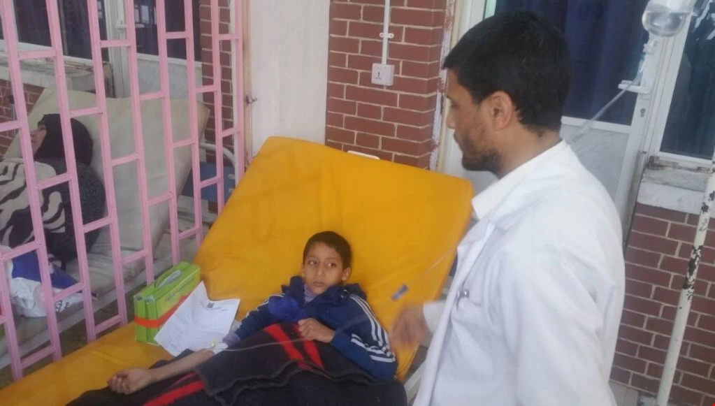 تقارير طبية: يستقبل المركز الوحيد في اليوم الواحد ما يزيد عن 40 حالة مشتبه بإصابتها بالكوليرا 80% منها من الأطفال تقارير طبية: يستقبل المركز الوحيد في اليوم الواحد ما يزيد عن 40 حالة مشتبه بإصابتها بالكوليرا 80% منها من الأطفال