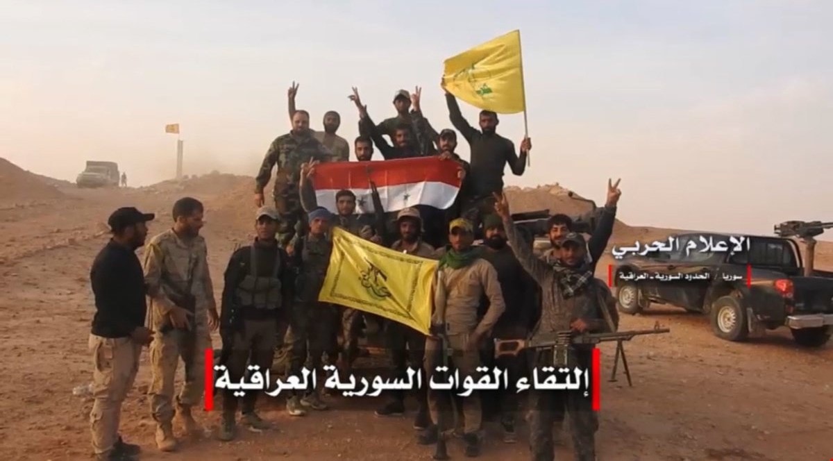 التقاء الجيش السوري مع القوات العراقية عند الحدود بين البلدين التقاء الجيش السوري مع القوات العراقية عند الحدود بين البلدين