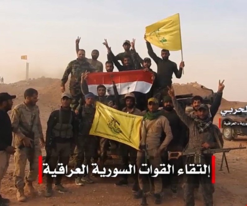 التقاء الجيش السوري مع القوات العراقية عند الحدود بين البلدين التقاء الجيش السوري مع القوات العراقية عند الحدود بين البلدين