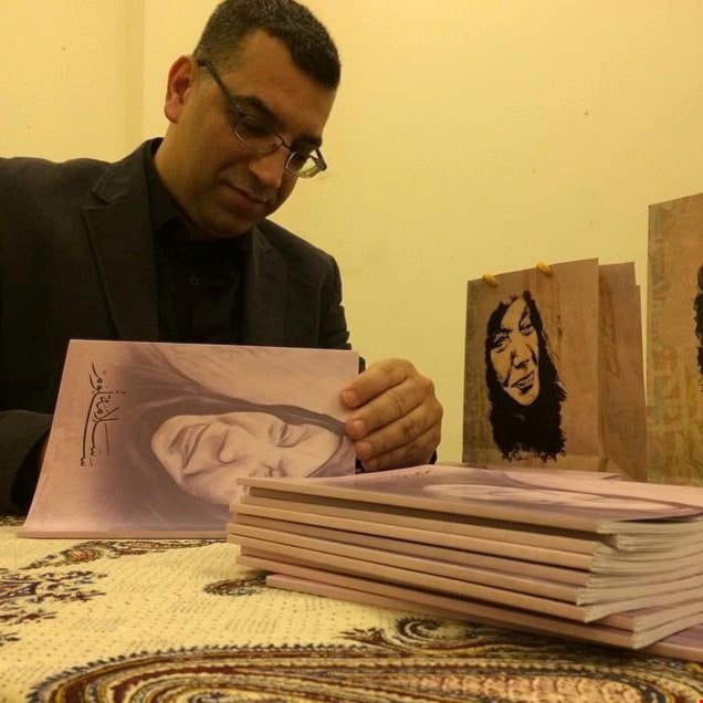 الباحث علي الديري يوقع أحد كتبه الباحث علي الديري يوقع أحد كتبه