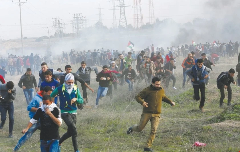 وصل الشبّان الفلسطينيون إلى مسافات قريبة جداً من مواقع الاحتلال المحاصرة لقطاع غزة وصل الشبّان الفلسطينيون إلى مسافات قريبة جداً من مواقع الاحتلال المحاصرة لقطاع غزة