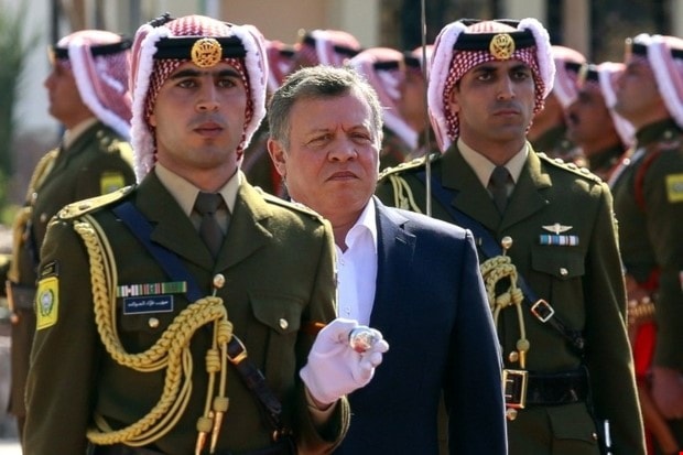 الديوان الملكي يؤكد أن الأنباء حول الأمراء الثلاثة مجرد إشاعات وأكاذيب الديوان الملكي يؤكد أن الأنباء حول الأمراء الثلاثة مجرد إشاعات وأكاذيب
