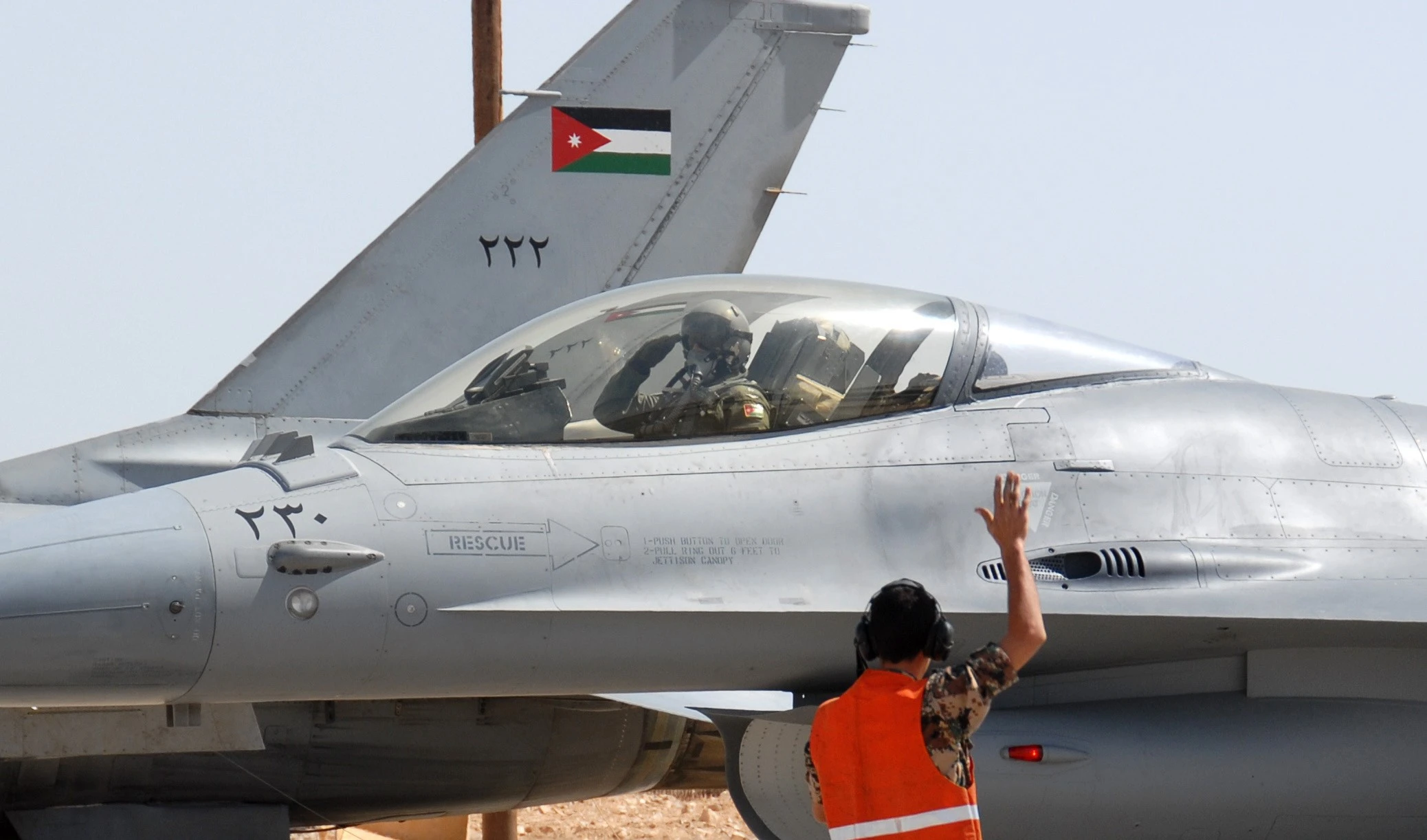 البيان: تم "تدمير مستودعات للذخيرة ومستودع لتعديل وتفخيخ الآليات وثكنات لأفراد من عصابة داعش البيان: تم "تدمير مستودعات للذخيرة ومستودع لتعديل وتفخيخ الآليات وثكنات لأفراد من عصابة داعش