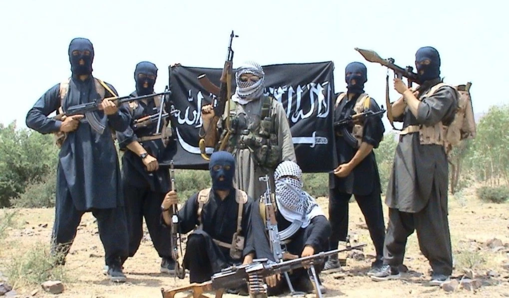 استشهاد 5 مدنيين في هجوم يتباه القاعدة على مقر السلطة المحلية جنوب اليمن استشهاد 5 مدنيين في هجوم يتباه القاعدة على مقر السلطة المحلية جنوب اليمن