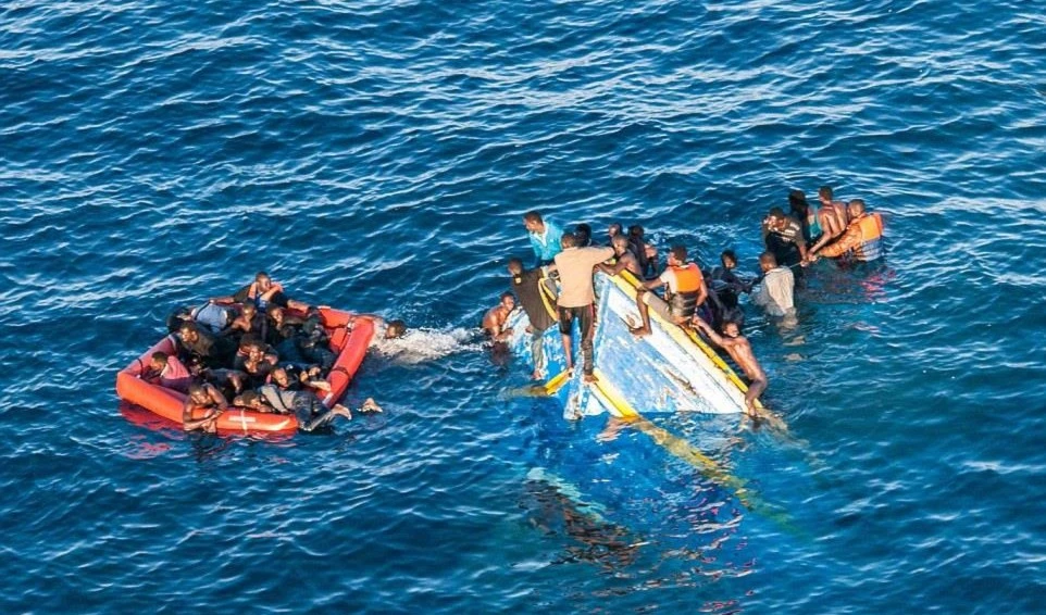الزورق المطاطي كان يحمل على متنه حوالي 35 شخصاً الزورق المطاطي كان يحمل على متنه حوالي 35 شخصاً