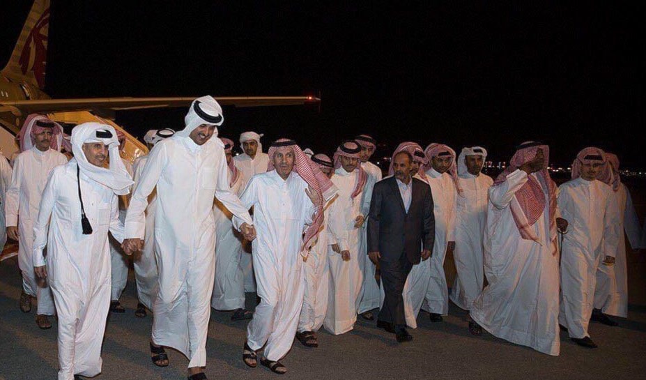 أمير قطر مستقبلاً المخطوفين بعد الافراج عنهم أمير قطر مستقبلاً المخطوفين بعد الافراج عنهم