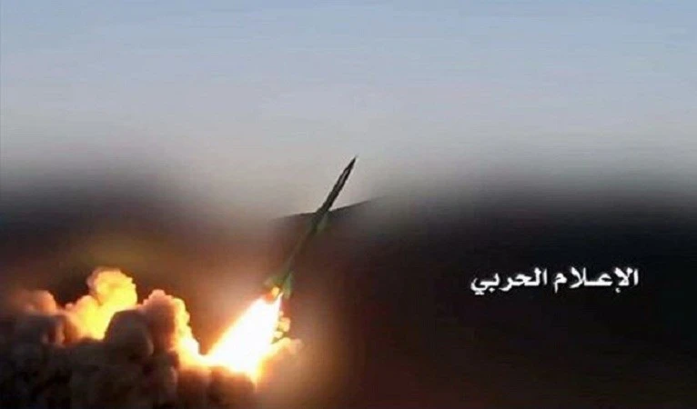 الجيش واللجان يطلقون صاروخاً بالستياً قاهر 2 على مركز حافية العسكري في مدينة المُوَسِّم في جيزان بالسعودية الجيش واللجان يطلقون صاروخاً بالستياً قاهر 2 على مركز حافية العسكري في مدينة المُوَسِّم في جيزان بالسعودية