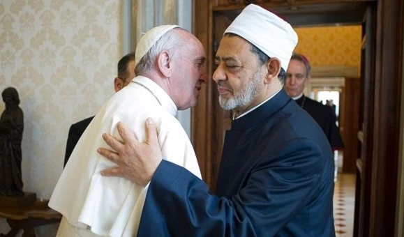 شيخ الازهر يدعو البابا إلى الوقوف معاً ضد من يشعل الفتنة في كل العالم (أ ف ب) شيخ الازهر يدعو البابا إلى الوقوف معاً ضد من يشعل الفتنة في كل العالم (أ ف ب)