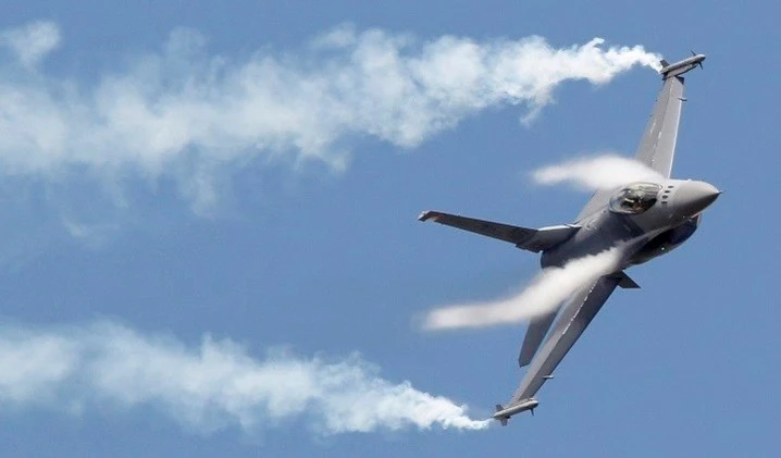 وحدة الدفاع الجوي اليمنية تعلن عن إصابة طائرة حربية للتحالف السعودي من طراز F16 فوق صنعاء وحدة الدفاع الجوي اليمنية تعلن عن إصابة طائرة حربية للتحالف السعودي من طراز F16 فوق صنعاء