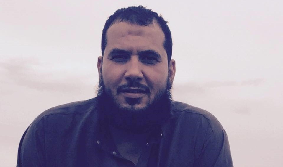 السلطات البريطانية اعتقلت أبا محمود الفلسطيني وصادرت هاتفه الخليوي السلطات البريطانية اعتقلت أبا محمود الفلسطيني وصادرت هاتفه الخليوي