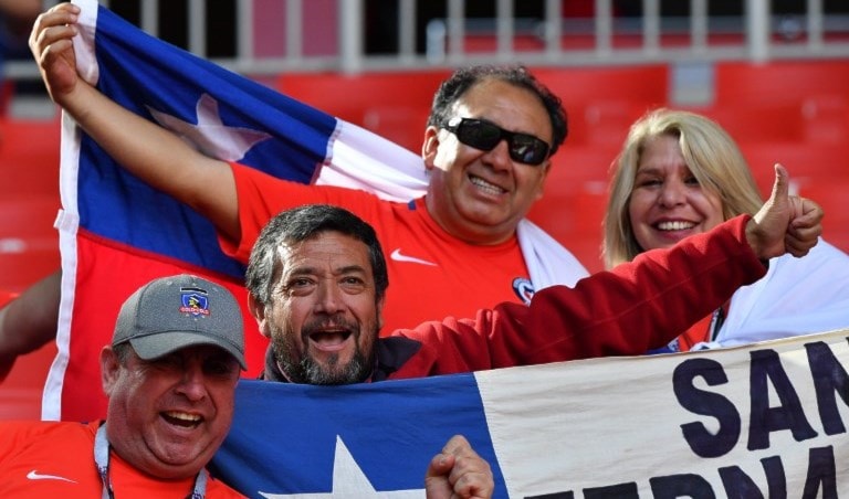 مشجعون لمنتخب تشيلي في روسيا (أ ف ب) مشجعون لمنتخب تشيلي في روسيا (أ ف ب)