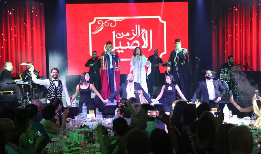 المغنون الثلاثة على الخشبة معاً المغنون الثلاثة على الخشبة معاً