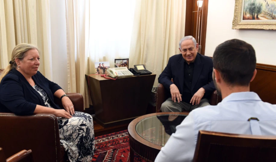 نتنياهو خلال استقباله طاقم السفارة الإسرائيلية نتنياهو خلال استقباله طاقم السفارة الإسرائيلية