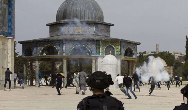 مواجهات بين الفلسطينيين وقوات الشرطة الإسرائيلية في الأقصى (من الأرشيف) مواجهات بين الفلسطينيين وقوات الشرطة الإسرائيلية في الأقصى (من الأرشيف)