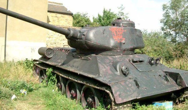 دبابة T34 من صنع عام 1945 في عام انتهاء الحرب العالمية الثانية دبابة T34 من صنع عام 1945 في عام انتهاء الحرب العالمية الثانية