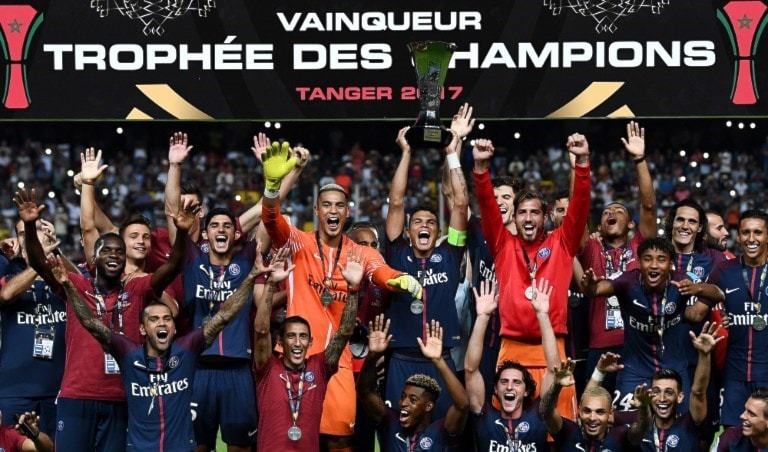 لاعبو سان جيرمان يرفعون الكأس (أ ف ب) لاعبو سان جيرمان يرفعون الكأس (أ ف ب)