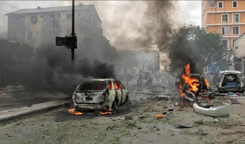 انفجرت سيارة مفخخة في الشارع الرئيسي المؤدي إلى القصر الرئاسي انفجرت سيارة مفخخة في الشارع الرئيسي المؤدي إلى القصر الرئاسي