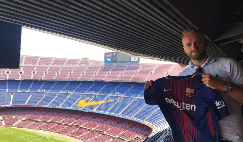 اللاعب حاملاً قميص برشلونة في ملعب "كامب نو" اللاعب حاملاً قميص برشلونة في ملعب "كامب نو"