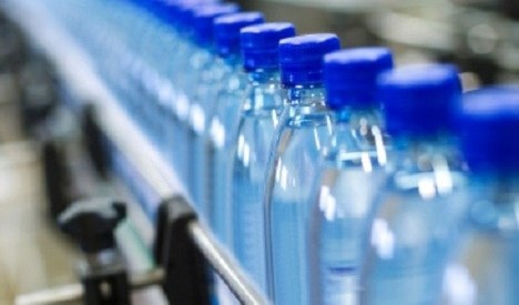 يتعين على الشخص البالغ أن يشرب لترين من المياه المعدنية التي تحتوي على 500 ملليجرام من الكالسيوم في اللتر يومياً يتعين على الشخص البالغ أن يشرب لترين من المياه المعدنية التي تحتوي على 500 ملليجرام من الكالسيوم في اللتر يومياً