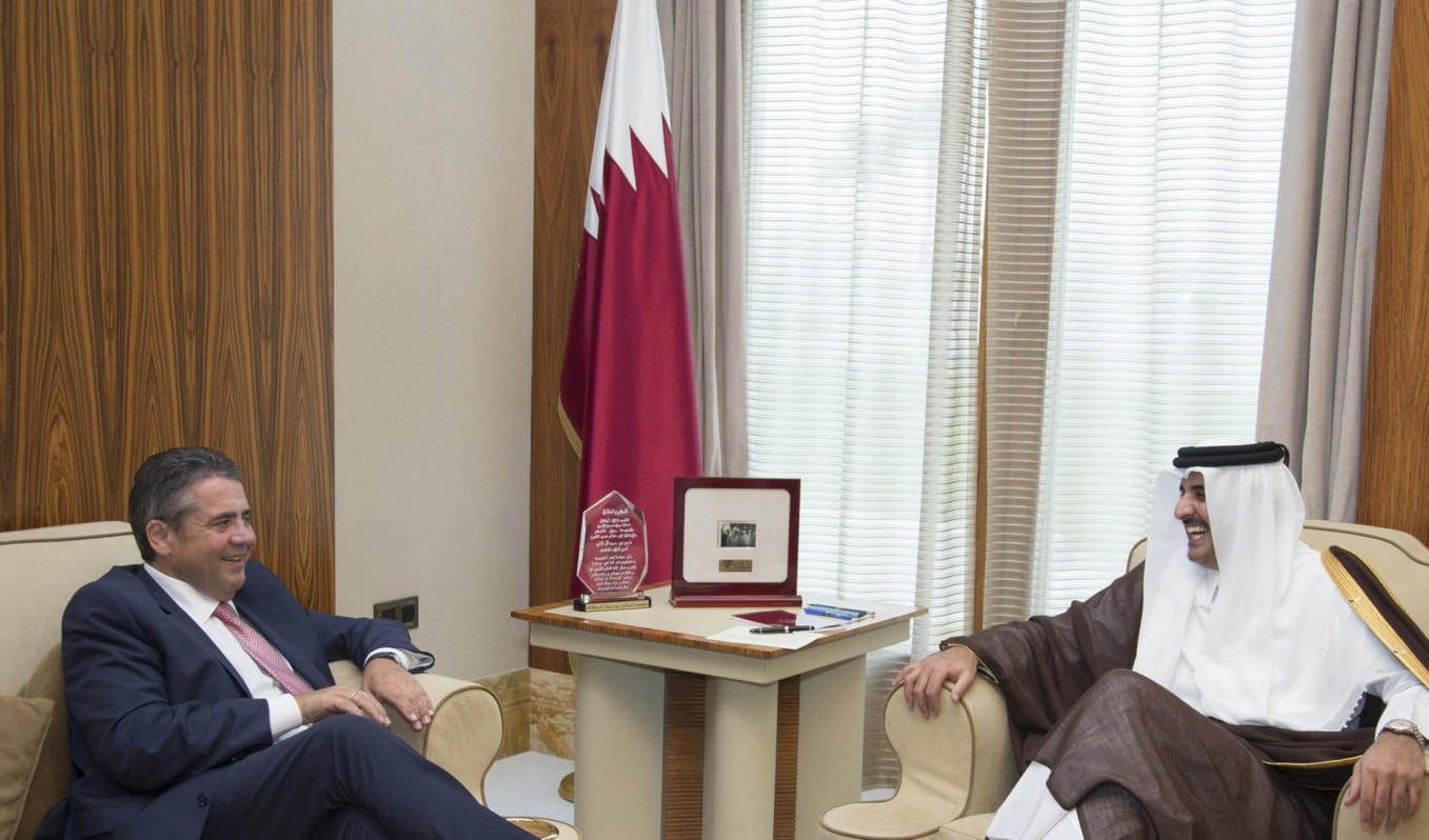 أمير قطر خلال استقباله وزير الخارجية الألماني في الدوحة أمير قطر خلال استقباله وزير الخارجية الألماني في الدوحة