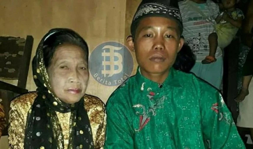 إمرأة إندونيسية في الـ 71 من عمرها تعقد قرانها من صبي يبلغ من العمر 16 سنة إمرأة إندونيسية في الـ 71 من عمرها تعقد قرانها من صبي يبلغ من العمر 16 سنة