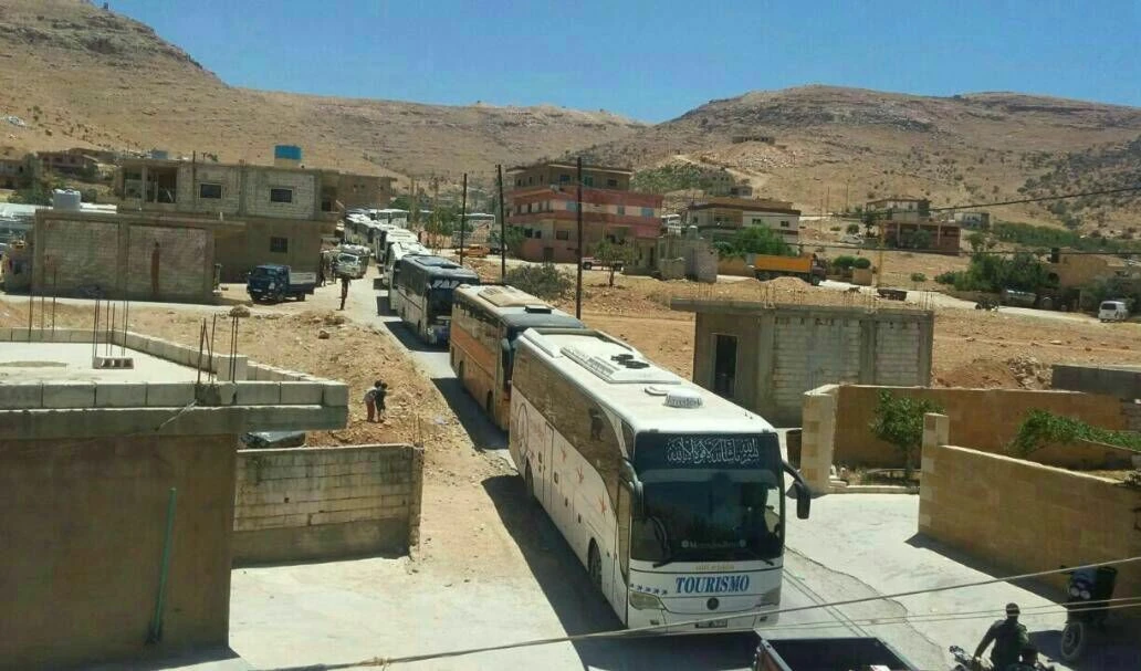 قافلة الحافالات التي ستقلّ المسلحين وعوائلهم إلى إدلب قافلة الحافالات التي ستقلّ المسلحين وعوائلهم إلى إدلب