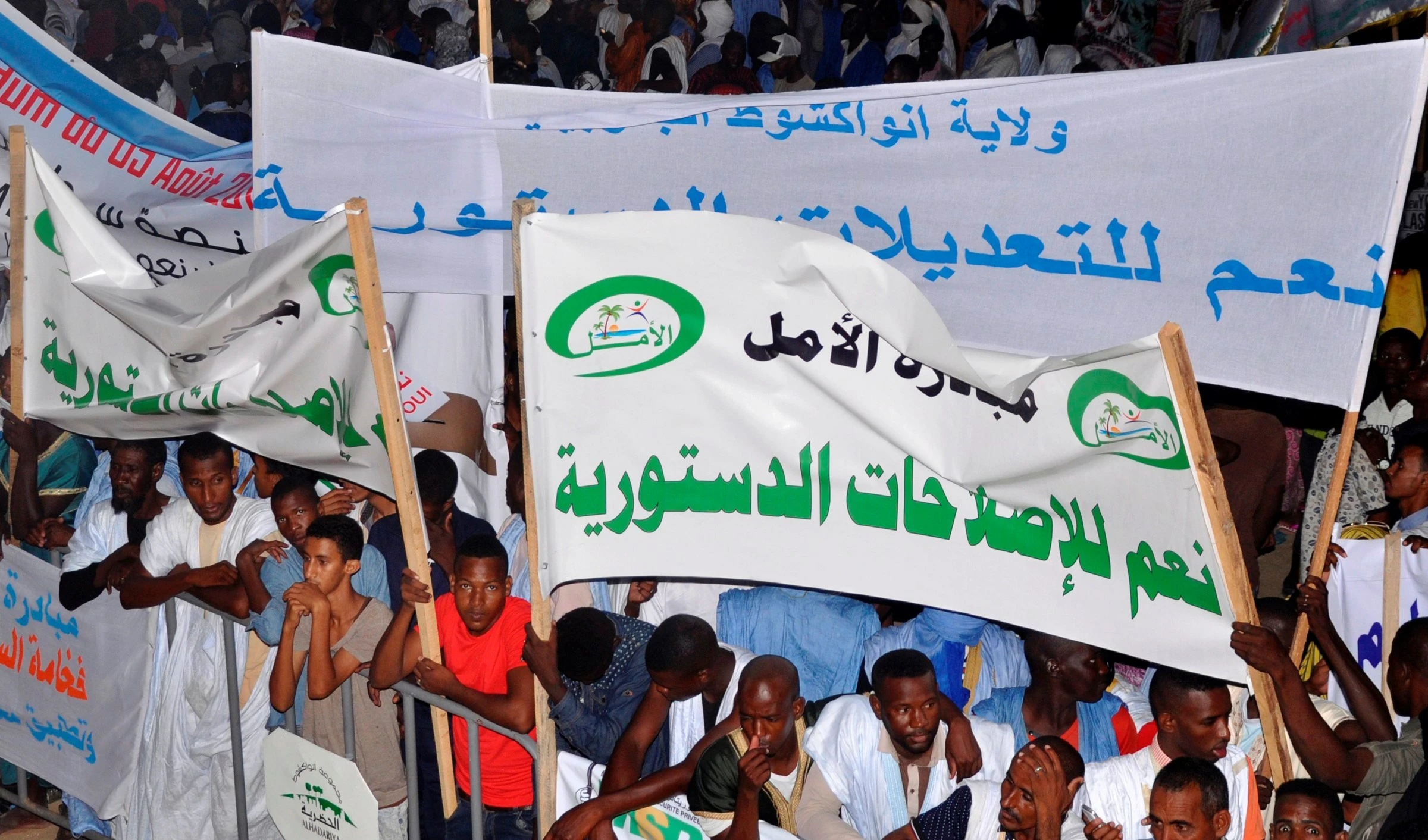 قادة المعارضة تحذر من استمرار حصار مجلس الشيوخ وقطع الماء والكهرباء عن المعتصمين قادة المعارضة تحذر من استمرار حصار مجلس الشيوخ وقطع الماء والكهرباء عن المعتصمين