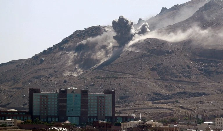 غارة جوية للتحالف السعودي في منطقة المساجد بمديرية بني مطر غرب العاصمة صنعاء غارة جوية للتحالف السعودي في منطقة المساجد بمديرية بني مطر غرب العاصمة صنعاء