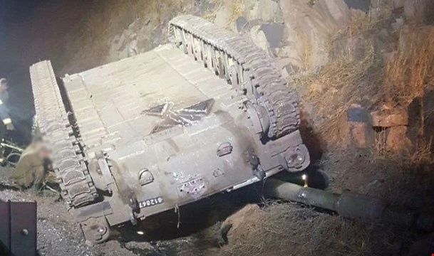 وقع الحادث نتيجة انقلاب مدفع "هاوتزر" خلال التدريبات وقع الحادث نتيجة انقلاب مدفع "هاوتزر" خلال التدريبات