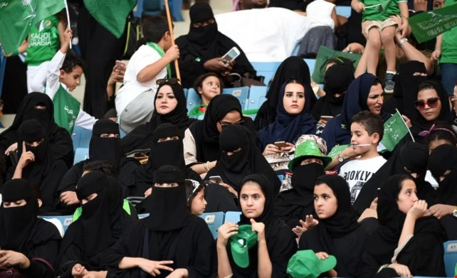 المرأة السعودية كان لها نصيب وافر من القرارات الرسمية التي اتخذت عام 2017 المرأة السعودية كان لها نصيب وافر من القرارات الرسمية التي اتخذت عام 2017