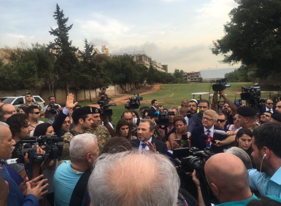 الجولة الميدانية شملت أحد المواقع التي زعمت تل أبيب وجود الصواريخ فيها على مقربة من مطار بيروت الدولي وتحديداً قرب ملعب فريق العهد اللبناني الجولة الميدانية شملت أحد المواقع التي زعمت تل أبيب وجود الصواريخ فيها على مقربة من مطار بيروت الدولي وتحديداً قرب ملعب فريق العهد اللبناني