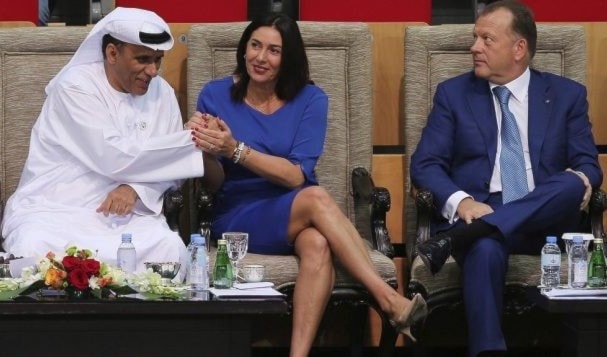 وزيرة الثقافة الإسرائيلية تصافح رئيس مجلس اتحاد الجودو والمصارعة الاماراتي وزيرة الثقافة الإسرائيلية تصافح رئيس مجلس اتحاد الجودو والمصارعة الاماراتي