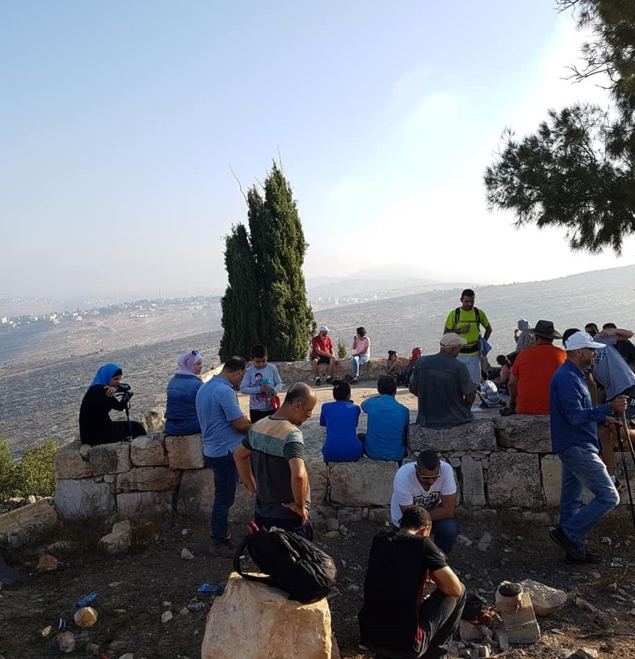 مجموعة امشي على سطح أحد البيوت المطلة على بلدات فلسطين وسهولها مجموعة امشي على سطح أحد البيوت المطلة على بلدات فلسطين وسهولها