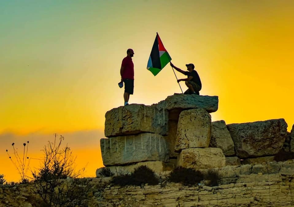قلع صخرية مبنية فوق بعضها كأنها آثار الاقدمين قلع صخرية مبنية فوق بعضها كأنها آثار الاقدمين