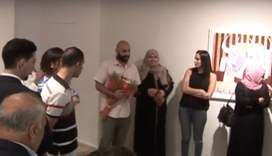 الفنان عرفة بين جمهور في معرض في فلسطين الفنان عرفة بين جمهور في معرض في فلسطين