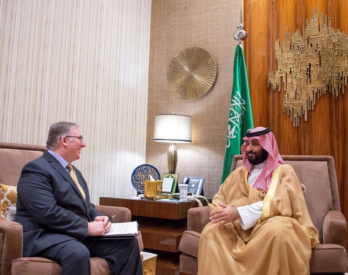 ولي العهد السعودي الأمير محمد بن سلمان خلال لقائه الخميس في الرياض مع الكاتب جويل روزنبرغ، ضمن وفد من الزعماء الإنجيليين الأميركيين ولي العهد السعودي الأمير محمد بن سلمان خلال لقائه الخميس في الرياض مع الكاتب جويل روزنبرغ، ضمن وفد من الزعماء الإنجيليين الأميركيين