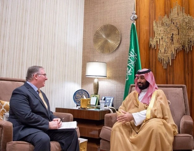 بن سلمان خلال لقائه مع الكاتب جويل روزنبرغ في الرياض بن سلمان خلال لقائه مع الكاتب جويل روزنبرغ في الرياض
