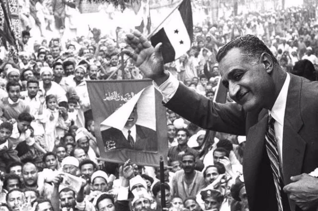 ما كاد أثر الناصرية يتراجع بعد رحيل الرئيس جمال عبدالناصر حتى نهضت الخُمينية في إيران لتُحطّم الحلقة الأقوى في الشرق الأوسط ما كاد أثر الناصرية يتراجع بعد رحيل الرئيس جمال عبدالناصر حتى نهضت الخُمينية في إيران لتُحطّم الحلقة الأقوى في الشرق الأوسط
