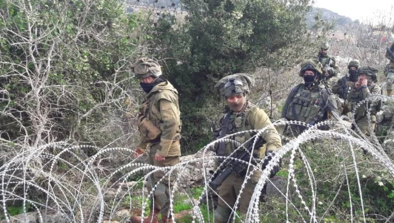 تراجع جنود العدو إلى ما خلف السياج الشائك بعد تصدي ضابط في الجيش اللبناني لهم تراجع جنود العدو إلى ما خلف السياج الشائك بعد تصدي ضابط في الجيش اللبناني لهم
