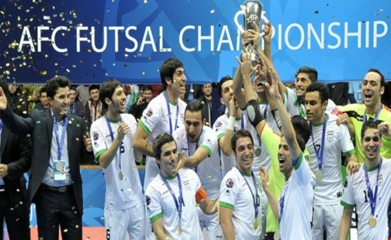 لاعبو إيران يرفعون كأس البطولة لاعبو إيران يرفعون كأس البطولة