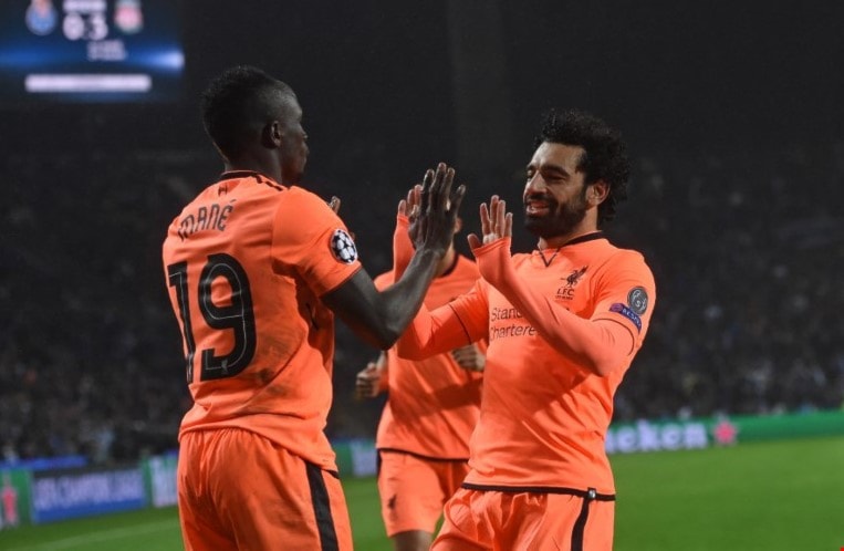 ماني محتفلاً مع صلاح بأحد أهدافه الثلاثة (أ ف ب) ماني محتفلاً مع صلاح بأحد أهدافه الثلاثة (أ ف ب)