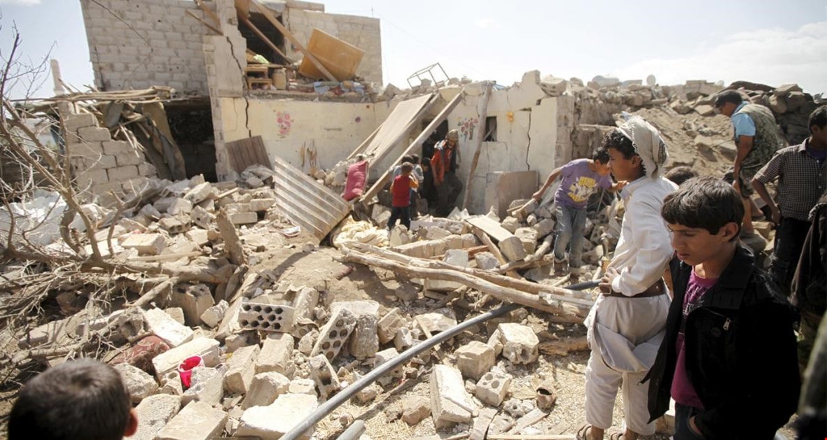 شنّ الجيش اليمني واللجان قصفاً مدفعياً على مواقع انتشار الجنود السعوديين في منطقة الرمضة شنّ الجيش اليمني واللجان قصفاً مدفعياً على مواقع انتشار الجنود السعوديين في منطقة الرمضة